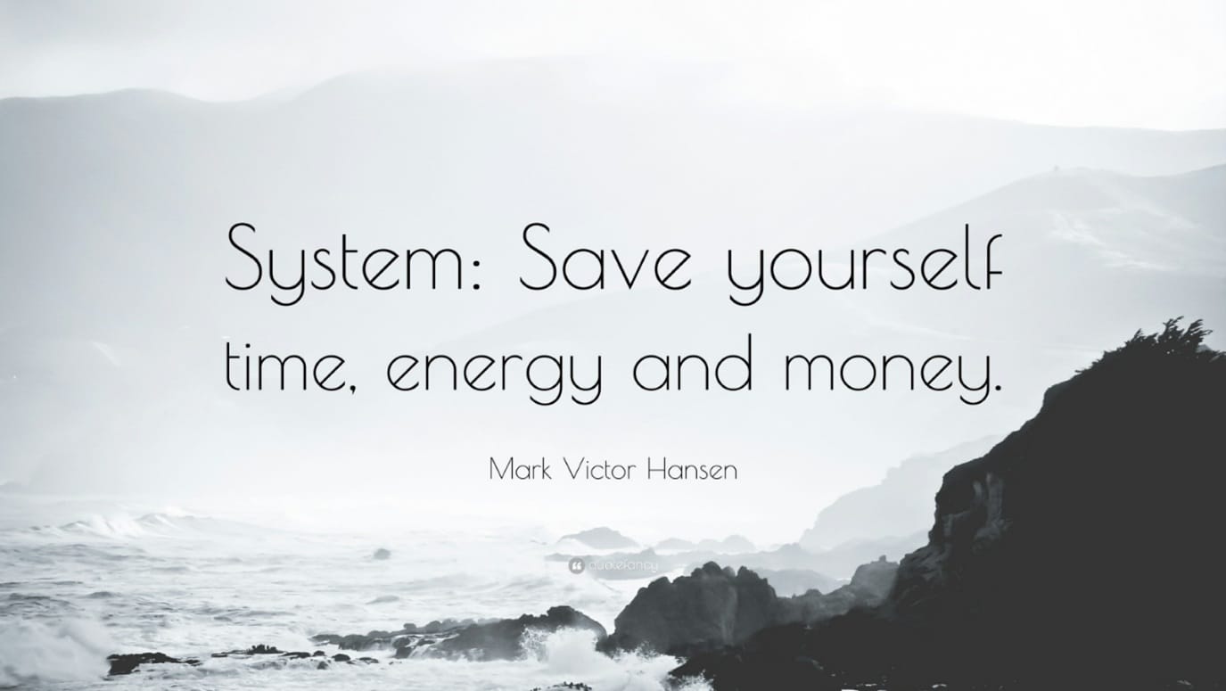 Zitatbild mit Text: System – Save yourself time, energy and money. Symbolbild für systematisches Sparen, Haushaltsplanung und Budgetierung nach der 50/30/20-Regel